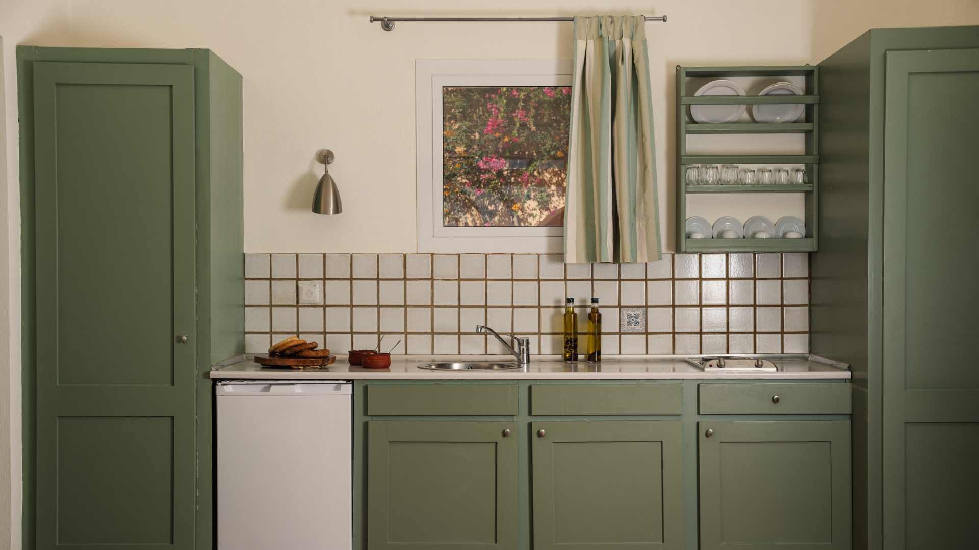 One Bedroom Family Apartment with Garden_Kitcennette