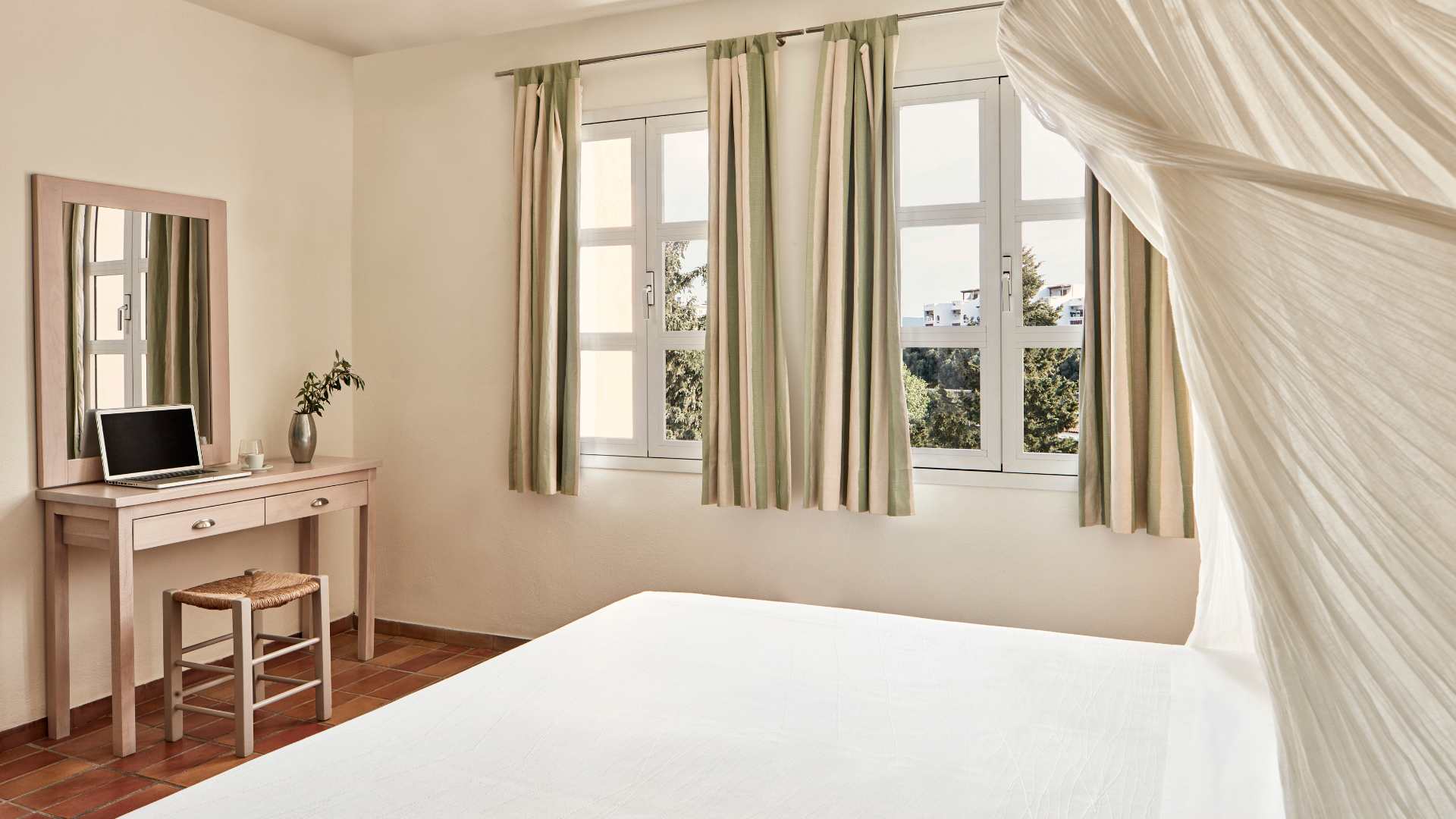 One Bedroom Suite Seaview_Bedroom