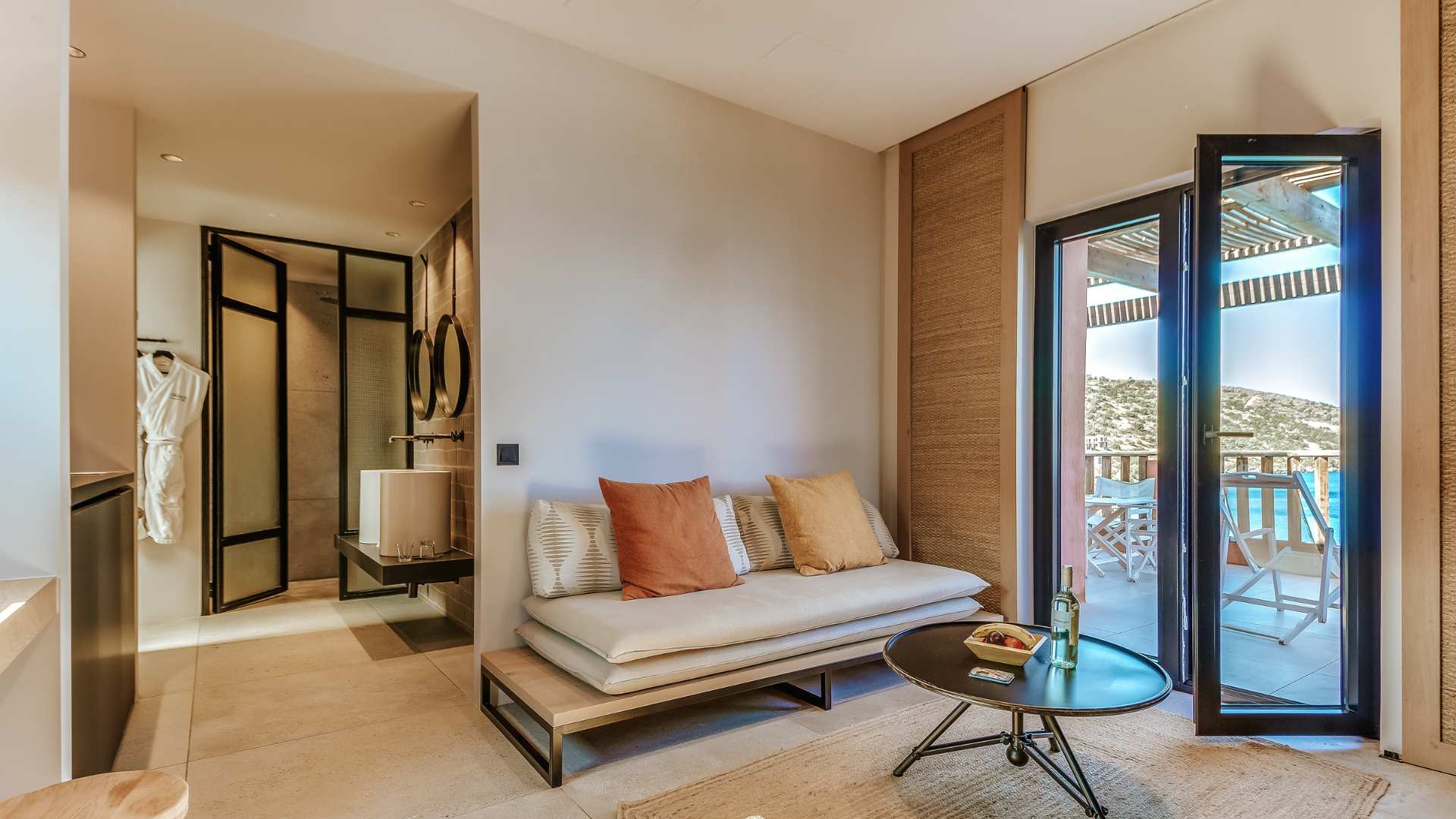 Serenity Seafront Suite_LivingRoom