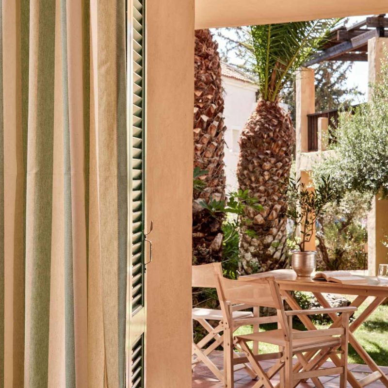 One Bedroom Family Apartment with Garden_Living Area